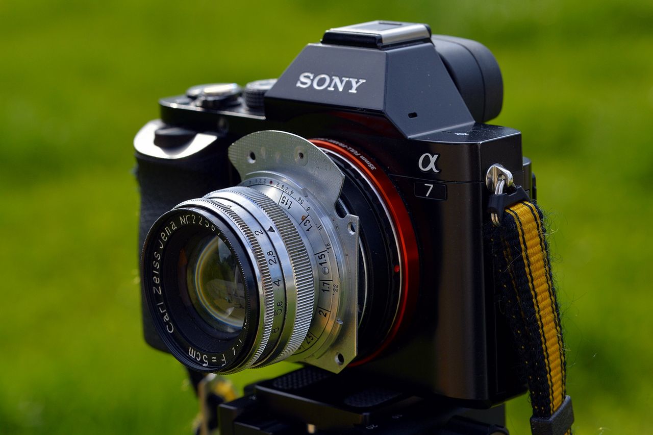 Sony A7 z obiektywem Carl Zeiss Jena Sonnar 50 mm f/2 zamocowanym poprzez opisany w artykule adapter własnej roboty