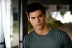 Taylor Lautner wesoły na planie "Królowych krzyku"
