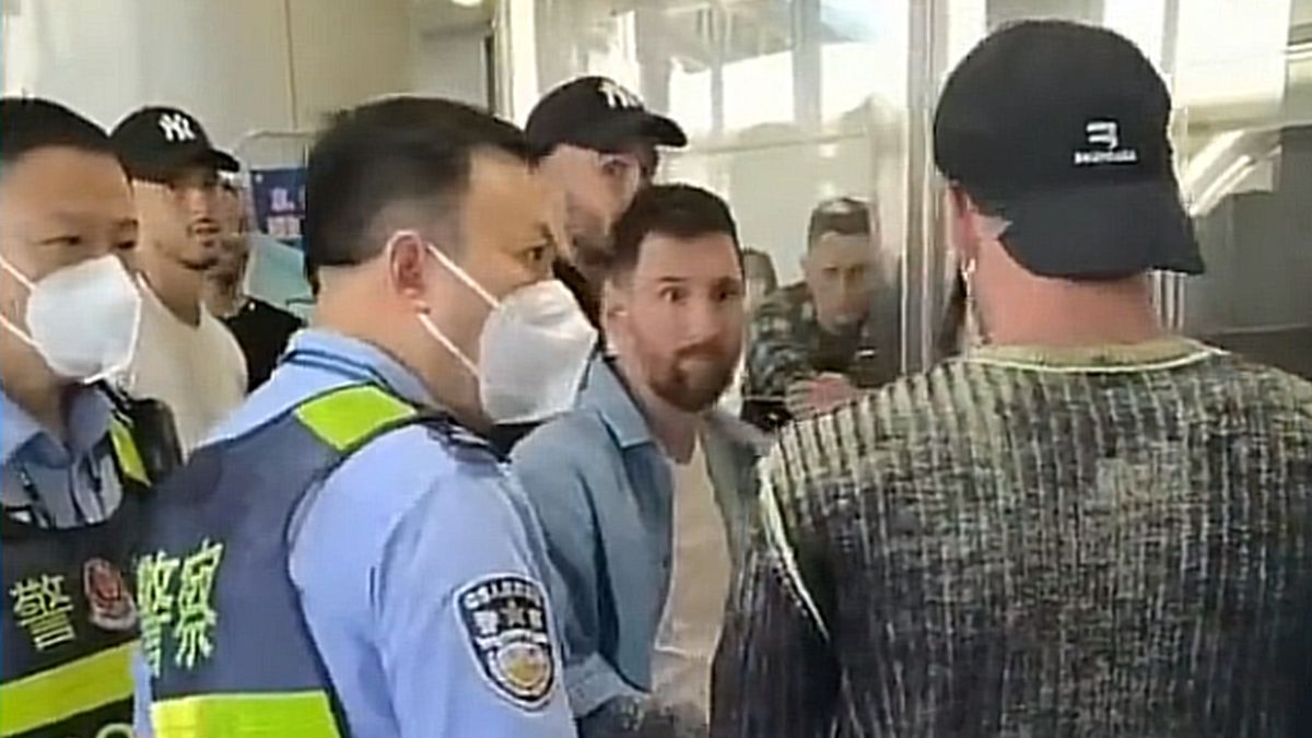 Leo Messi na lotnisku w Pekinie