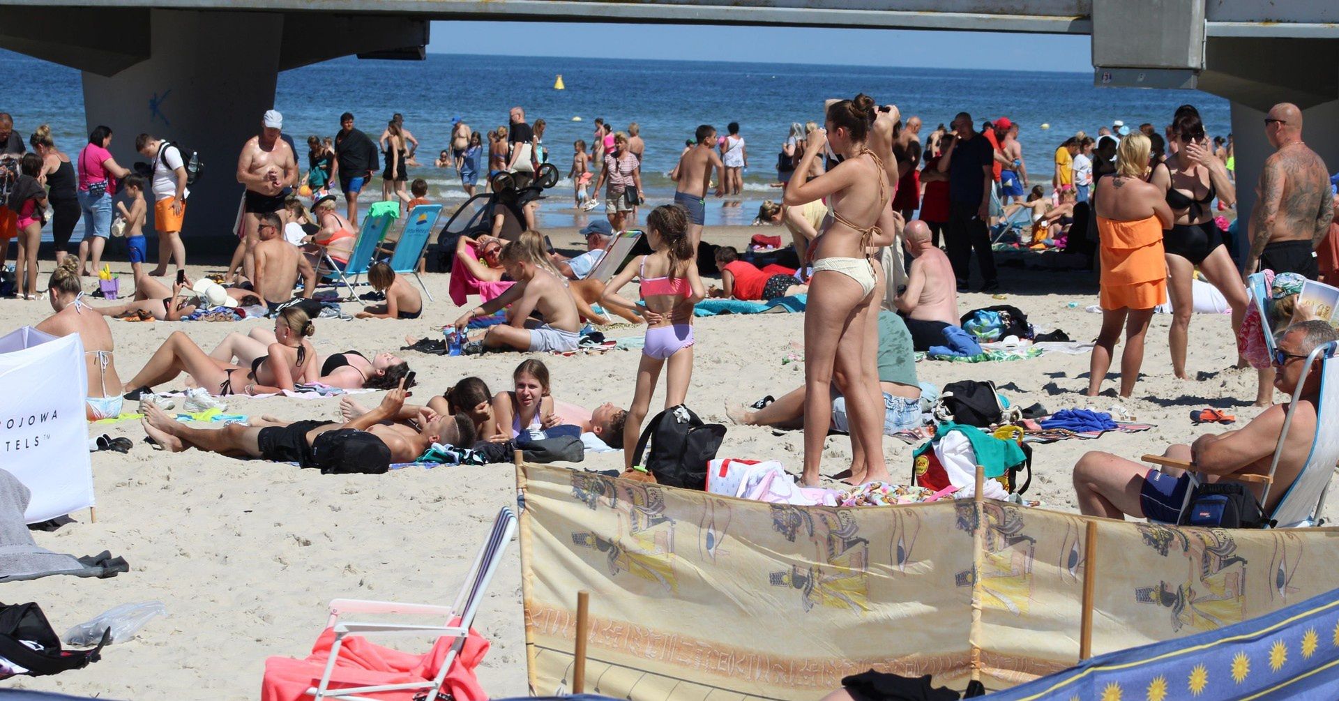 Wakacyjny czwartek na plaży w Kołobrzegu