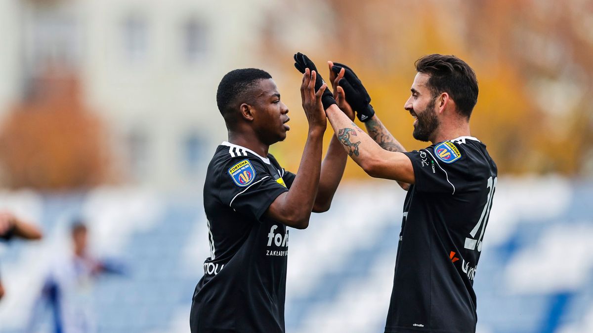 Materiały prasowe / Łukasz Grochala / Cyfrasport / Na zdjęciu: Kelechukwu Ebenezer Ibe-Torti i Pirulo