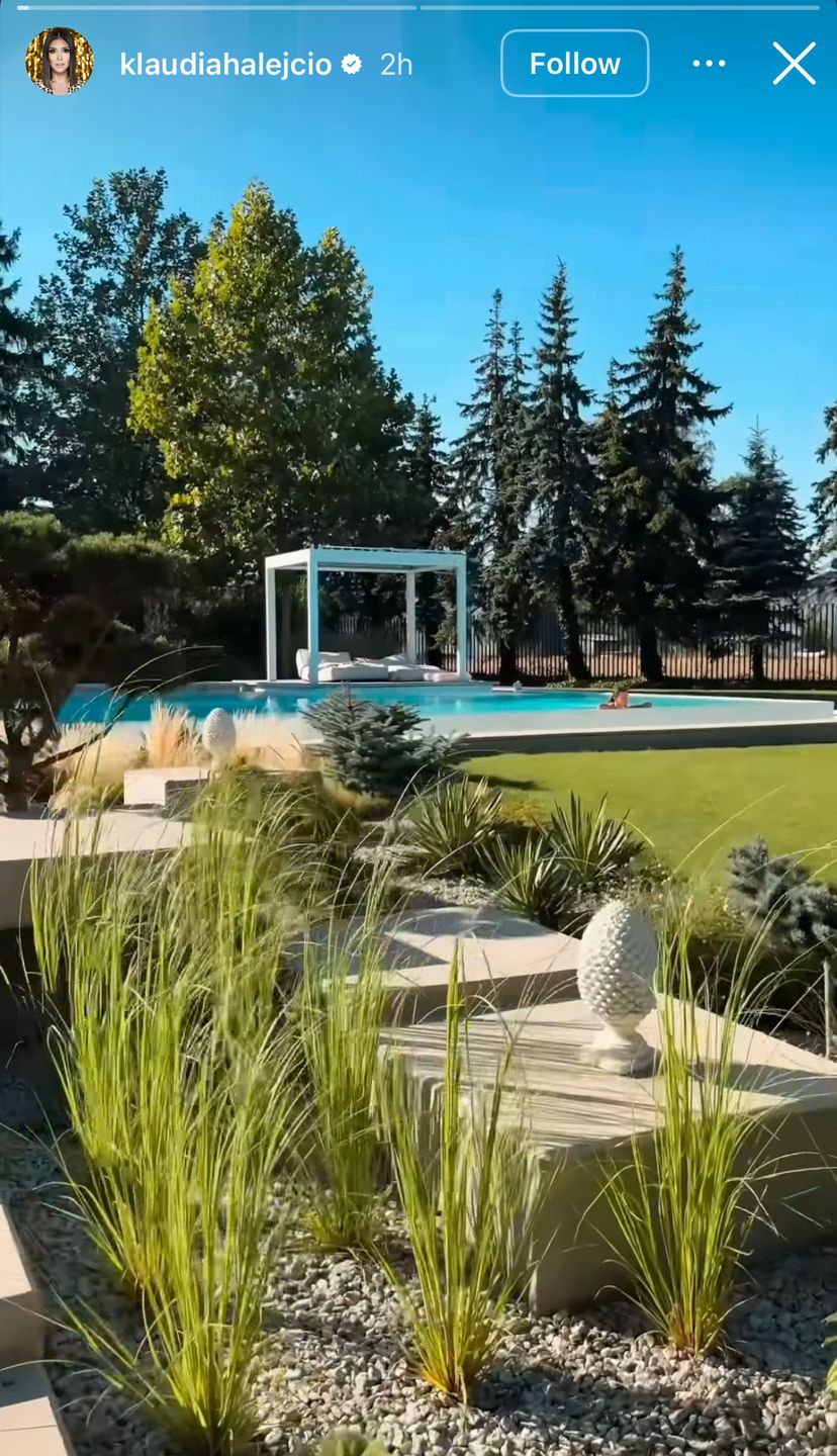 Klaudia Halejcio pluska się w basenie