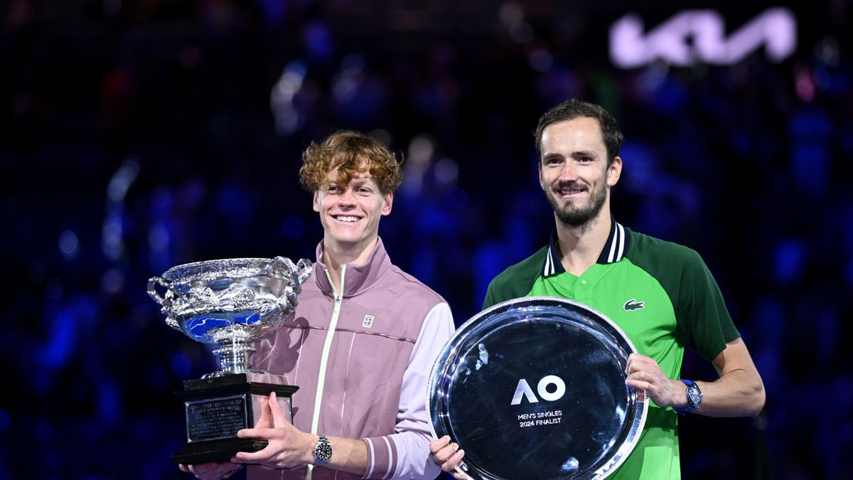 Zdjęcie okładkowe artykułu: PAP/EPA / Joel Carrett / Na zdjęciu: Jannik Sinner (z lewej) i Danił Miedwiediew, mistrz i finalista Australian Open 2024