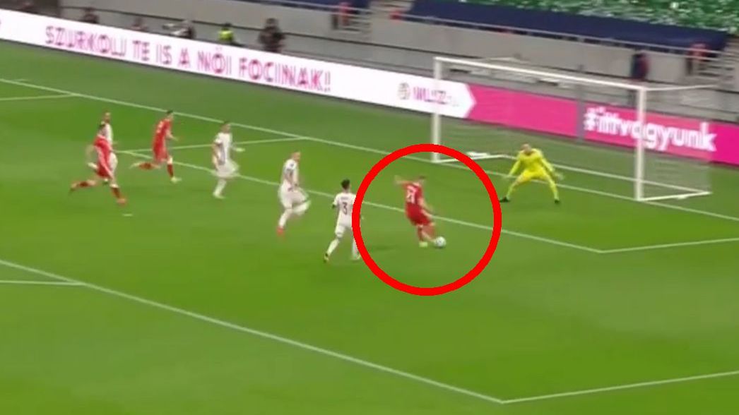 Kamil Jóźwiak strzela gola na 2:2 w meczu z Węgrami
