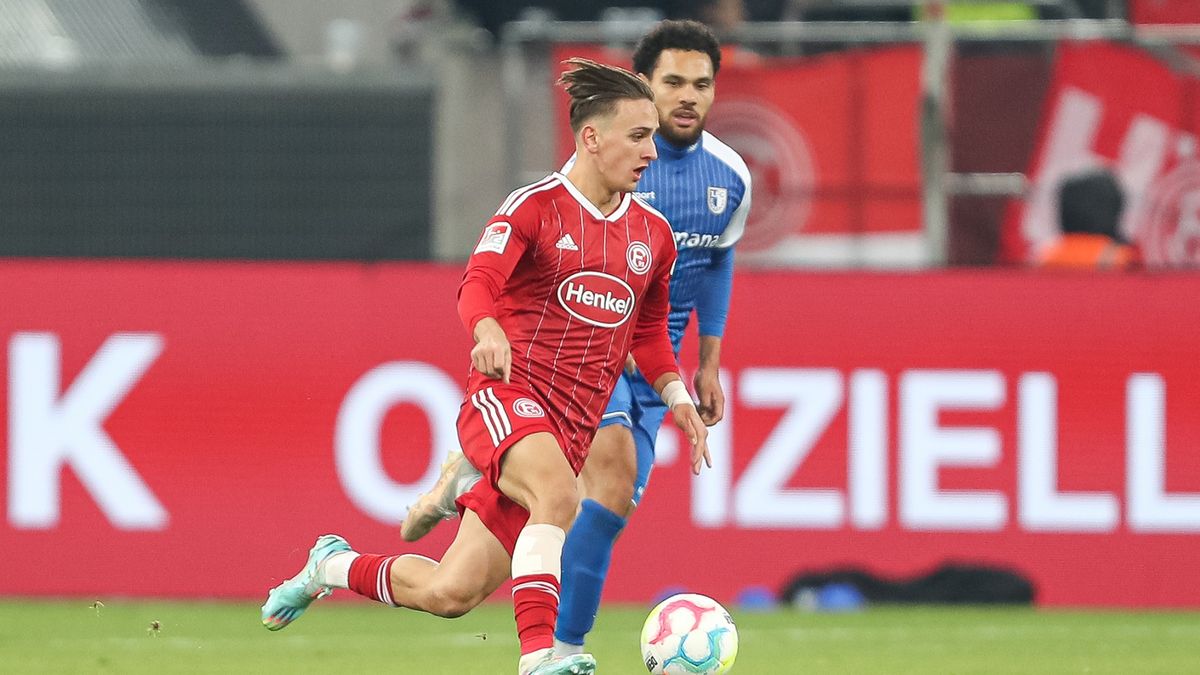 Getty Images / Oliver Kaelke/DeFodi Images / Na zdjęciu: Michał Karbownik przy piłce