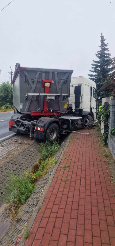 Kierowca ciężarówki nie dostosował prędkości