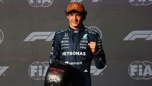 Jedną ręką trzyma puchar za mistrzostwo świata. 20-latek pisze historię w F1
