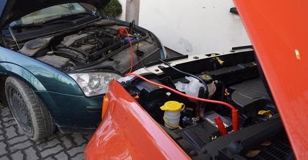 Rozładowany akumulator - jak poprawnie i bezpiecznie uruchomić auto z kabli?