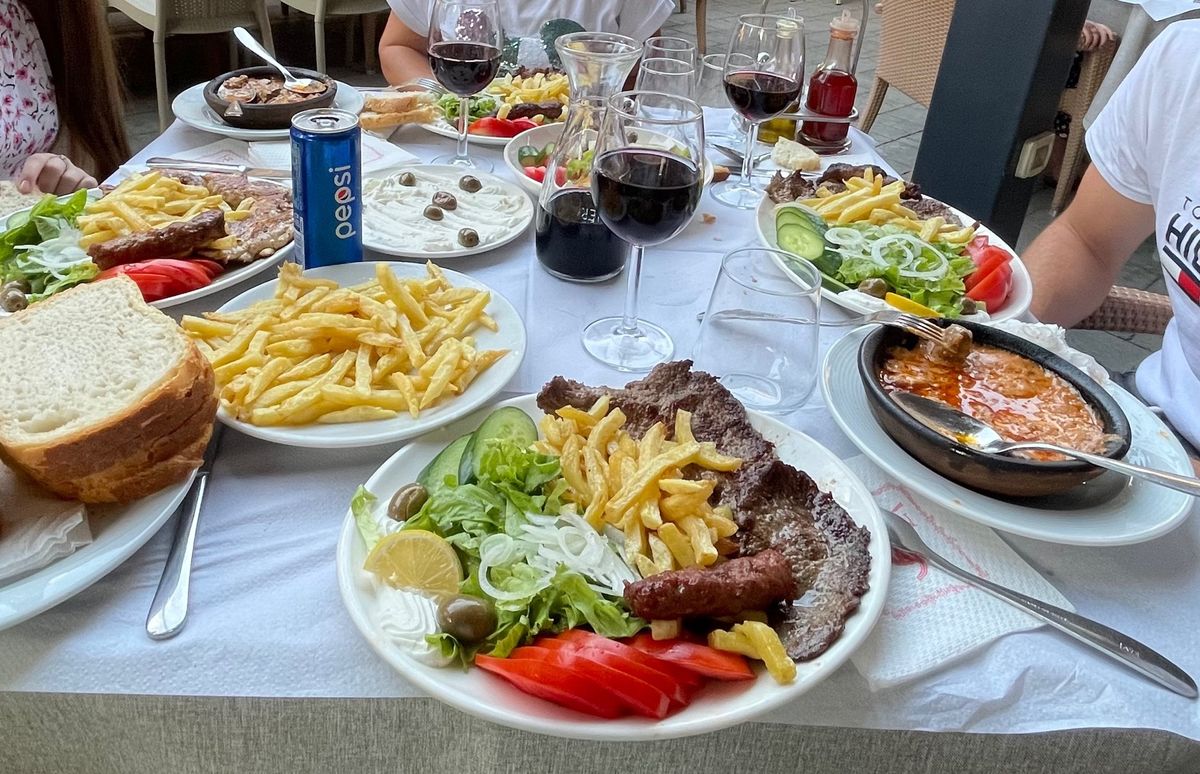 Obiad w restauracji w mieście Durres dla czteroosobowej rodziny