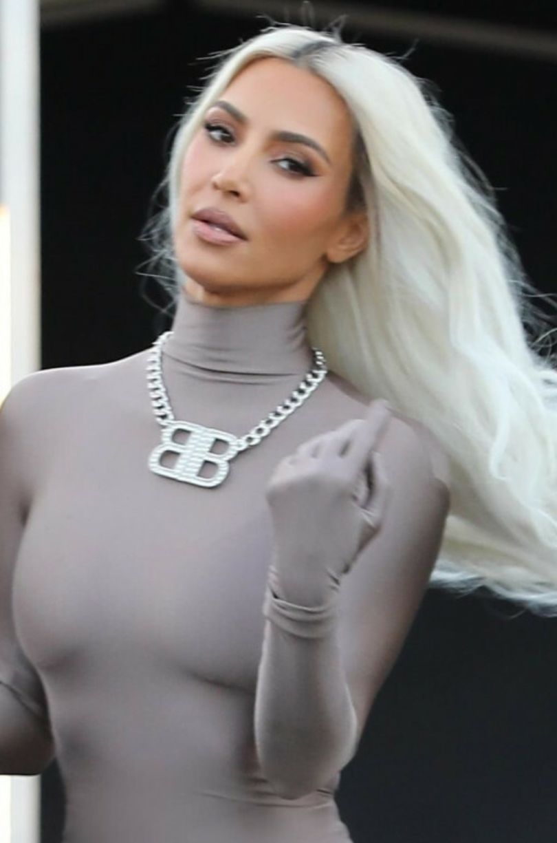 Kim Kardashian eksponuje szczupłą sylwetkę na planie reklamy