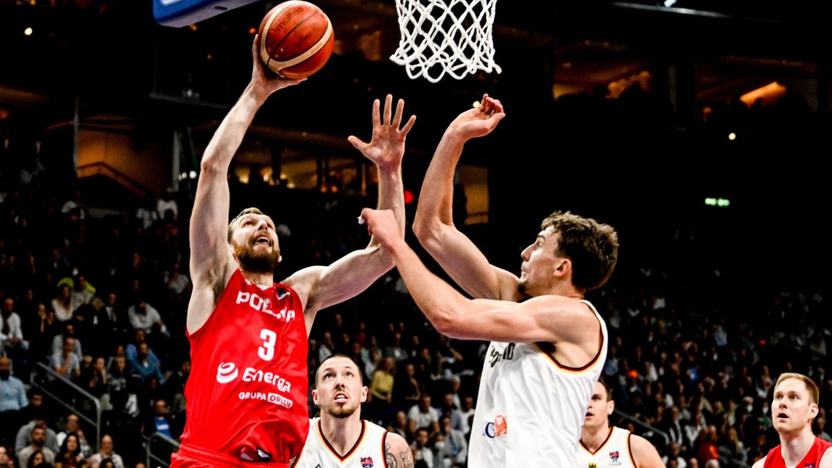 PAP/EPA / FILIP SINGER / Na zdjęciu: Michał Sokołowski (z piłką)