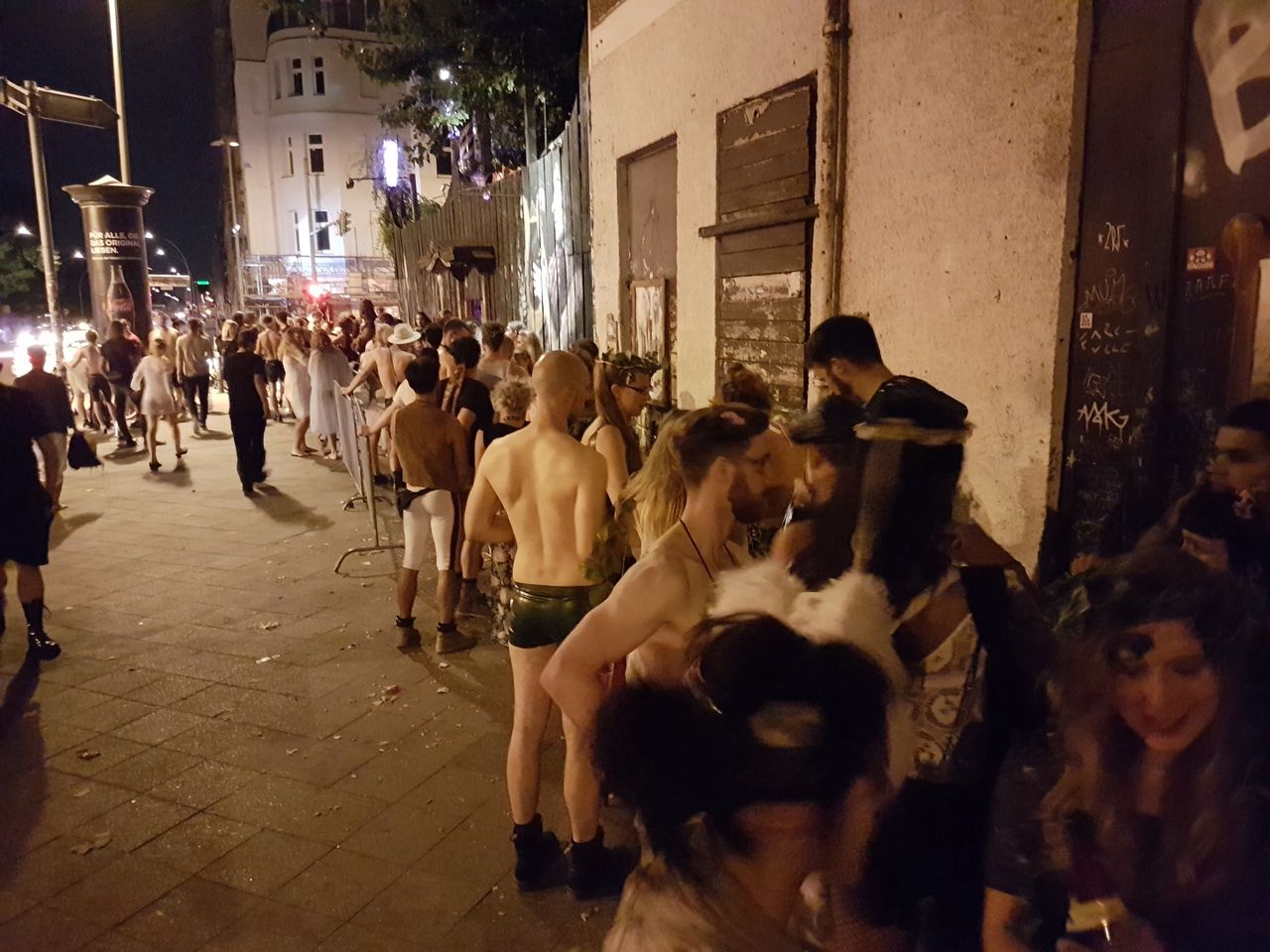 Chodzenie topless to nie wszystko. Wakacyjny kurort reaguje