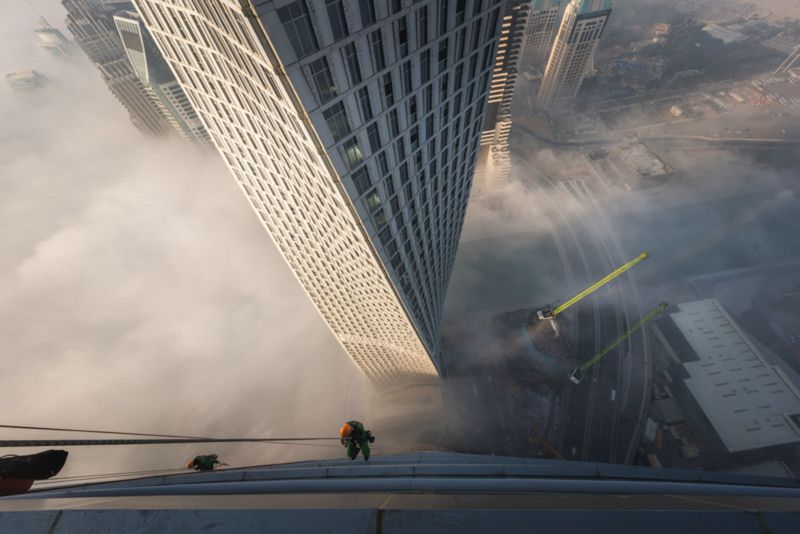 Myją okna wieżowców Dubaju. Zdjęcia pokazują, jak piękne widoki mają 3