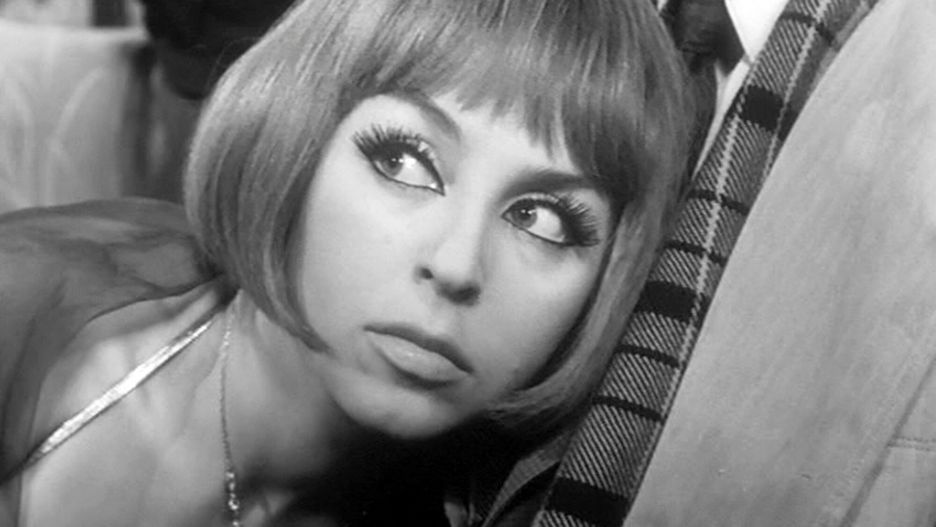 Kalina Jędrusik uwodziła nie tylko na ekranie. Na zdj. w serialu "Kapitan Sowa na tropie"