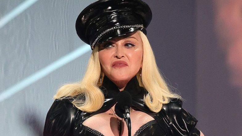 65-letnia Madonna i jej PERFEKCYJNIE GŁADKIE czoło wspierają syna Rocco na wystawie sztuki w londyńskim Mayfair (ZDJĘCIA)