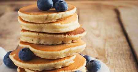 Amerykańskie pancakes z borówkami – klasyka w domowym wydaniu