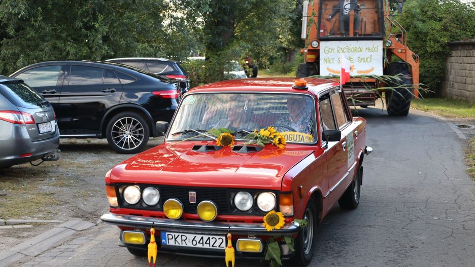 Dożynki wiejskie rozpoczęły się od parady ciągników i maszyn rolniczych. Atrakcji nie brakowało!