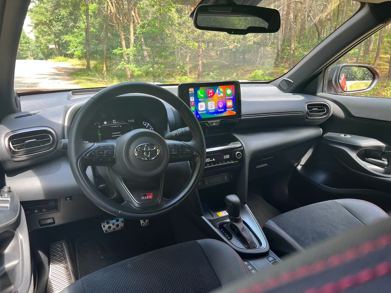 Wnętrze Toyoty Yaris Cross jest nowoczesne i jednocześnie proste