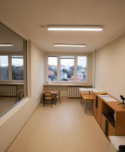 Bielsko-Biała. Weneckie lustra w budynku poradni. Terapia dzieci w godziwych warunkach