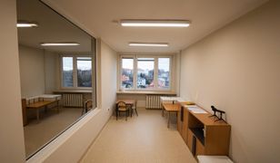 Bielsko-Biała. Weneckie lustra w budynku poradni. Terapia dzieci w godziwych warunkach