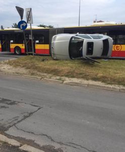 Wypadek na Targówku. Samochód zderzył się z autobusem