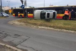 Wypadek na Targówku. Samochód zderzył się z autobusem