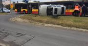Wypadek na Targówku. Samochód zderzył się z autobusem