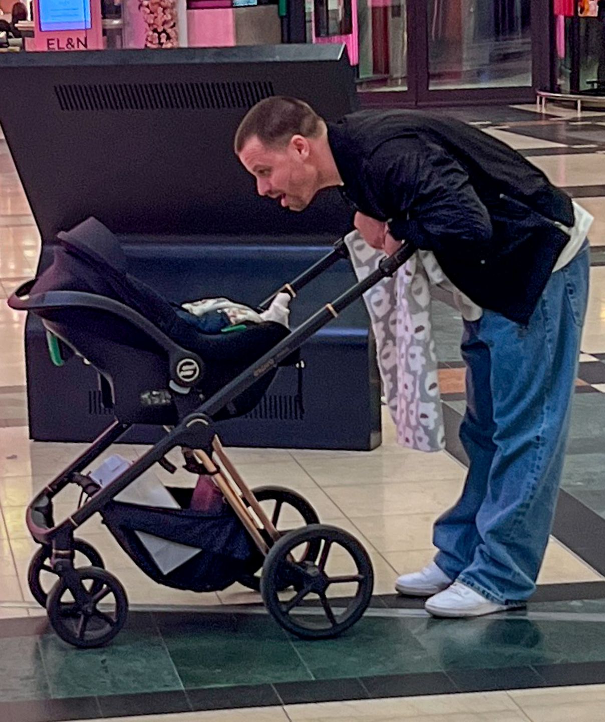 Marcin Hakiel i Dominika Serowska z synem na zakupach 