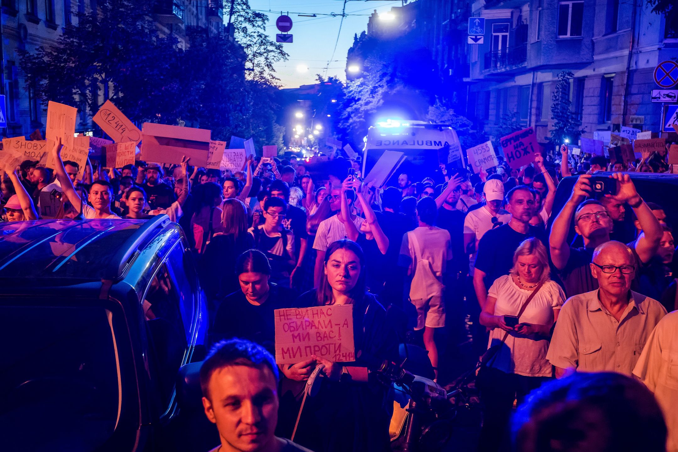 Kijów, Ukraina, 23.07.2025. Wiec przeciwko przyjętej przez Radę Najwyższą ustawie, która ogranicza niezależność Narodowego Biura Antykorupcyjnego Ukrainy (NABU) i Specjalnej Prokuratury Antykorupcyjnej (SAP), w Kijowie, 23 bm. Dzisiaj w wielu dużych miastach Ukrainy, w tym w Kijowie, Charkowie, Lwowie, Winnicy i Mikołajowie, odbyły się protesty. (ad) PAP/Vladyslav Musiienko ***Do tego materiału zdjęciowego dostępna jest również depesza w systemie CSI, pt.: Ukraina/ Zełenski zapowiedział stworzenie nowej ustawy o instytucjach antykorupcyjnych***