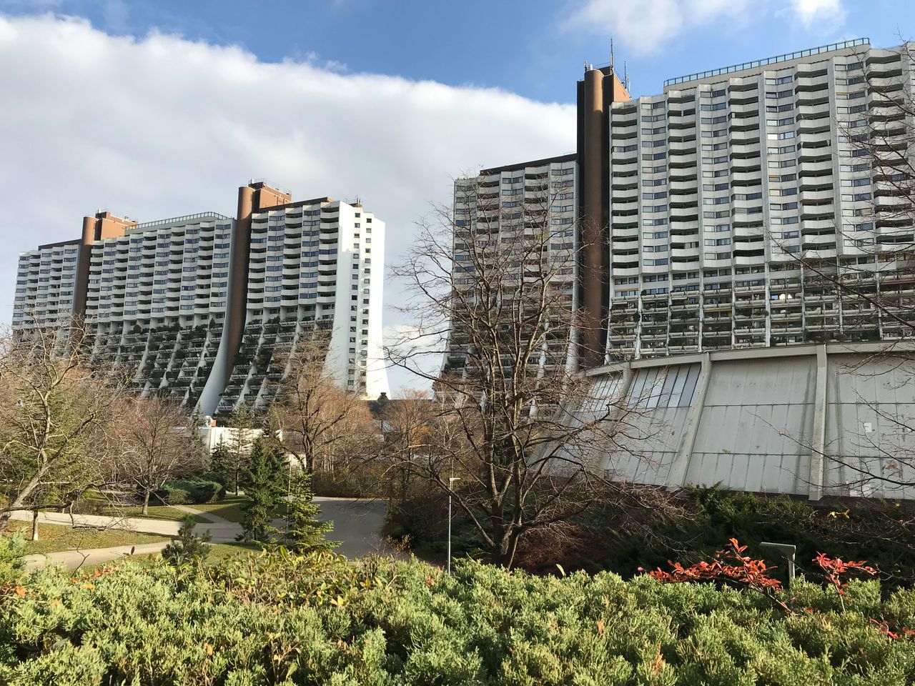 Każdy blok Wohnpark Alt Erlla ma ponad 1000 mieszkań i basen na dachu. Pod blokami jest gigantyczny, podziemny parking. Osiedle powstało... w 1976 roku.