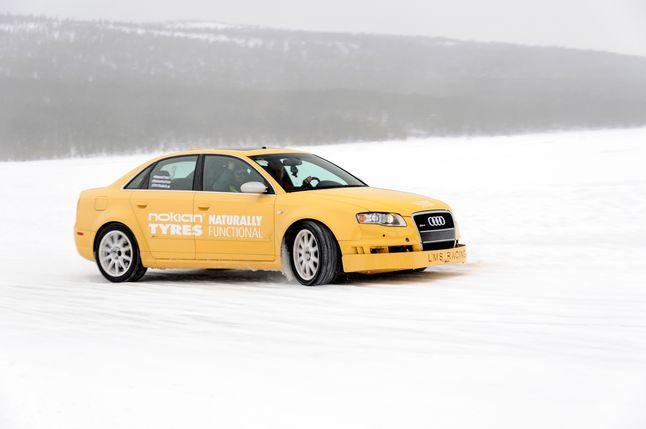Samochód z napędem na cztery koła rewelacyjnie przyspiesza i skręca na śniegu, a w śniegowej brei również dobrze trzyma się drogi. Hamuje jednak tak samo, jak każdy inny