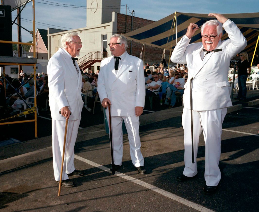 Uczestnicy corocznego konkursu na sobowtóra pułkownika Sandersa przygotowują się do zmagań. Kentucky, 2007