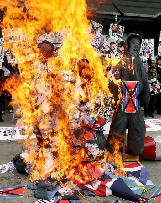 W Seulu spalono kukły Kimów. Na znak protestu