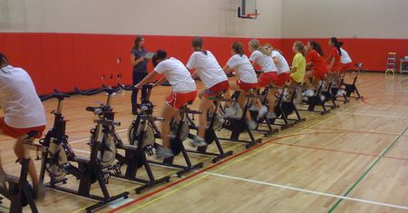 Rower stacjonarny - charakterystyka, jaki wybrać, porady dla ćwiczących, cena, korzyści z posiadania roweru stacjonarnego