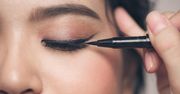 Odwrócone kocie oko – makijaż krok po kroku