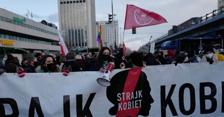 Strajk Kobiet 8 marca. Paraliż ronda "Czterdziestolatka". Interweniuje policja