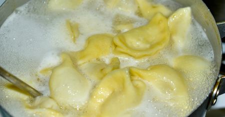 Tak gotuj mrożone pierogi. Inaczej się rozpadną i będą do wyrzucenia