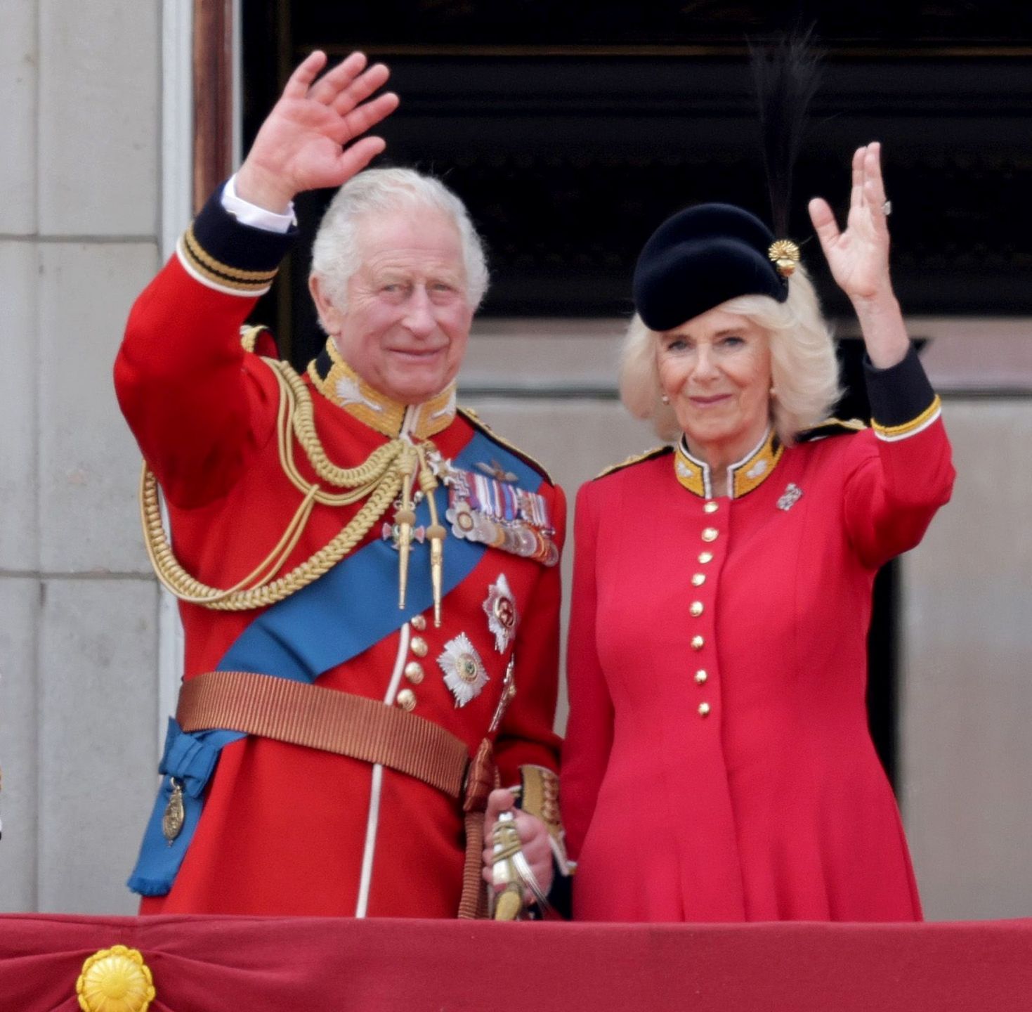 Członkowie rodziny królewskiej na balkonie Pałacu Buckingham