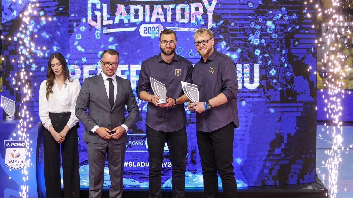 Mariusz Jurkiewicz i Jakub Bonisławski podczas odbierania nagrody Gladiatorów