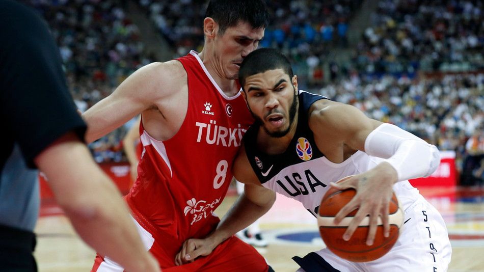 Zdjęcie okładkowe artykułu: PAP/EPA / WU HONG / Na zdjęciu: Jayson Tatum (z prawej)