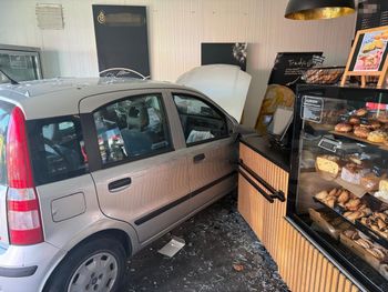 Tarczyn: Kobieta wjechała autem do piekarni. Trafiła do szpitala