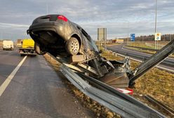 Zbyt późno dostrzegł zjazd z ekspresówki. Zdjęcie jest przestrogą