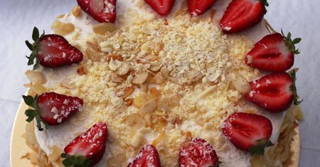 Tort bez pieczenia bije rekordy popularności. Blaty do niego robi się w 10 minut