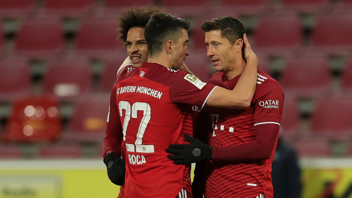 Robert Lewandowski (z prawej) cieszy się z gola