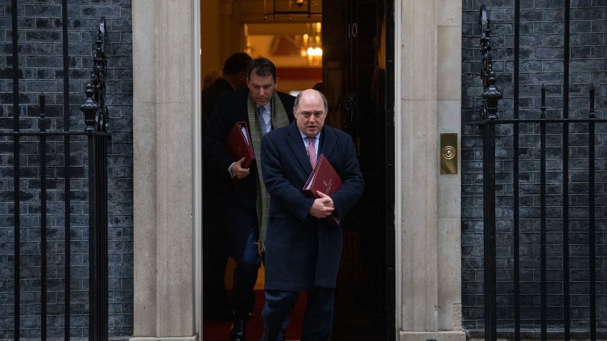 Na zdjęciu Ben Wallace wychodzący z siedziby premiera