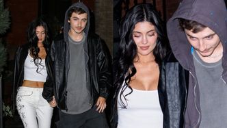 Kylie Jenner i Timothee Chalamet oraz ich SPLECIONE DŁONIE mkną na randkę do knajpy ze stekami. Romantycznie? (FOTO)