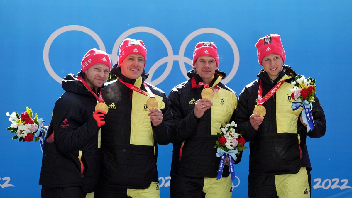 Zdjęcie okładkowe artykułu: PAP/EPA / MARTIN DIVISEK  / Na zdjęciu: Francesco Friedrich, Thorsten Margis, Candy Bauer i Alexander Schueller