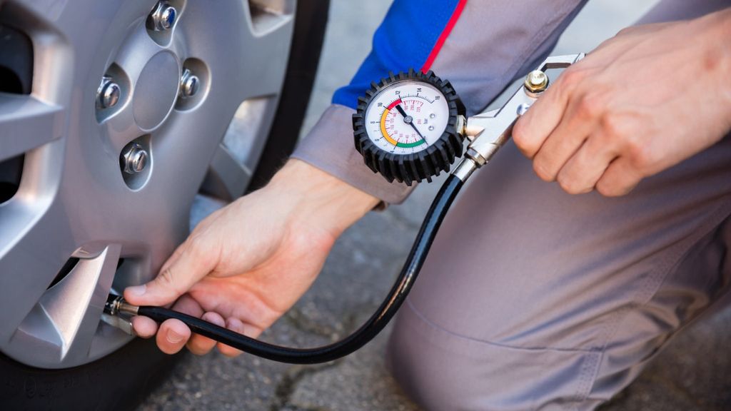 Odpowiednie wartości ciśnienia znajdziemy po otwarciu drzwi, na słupku B.