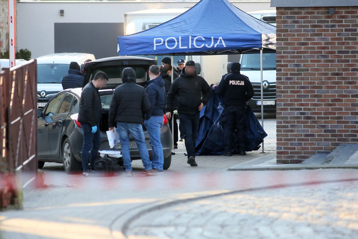 Policjanci na miejscu podwójnego morderstwa na placu Kościuszki w Pleszewie 