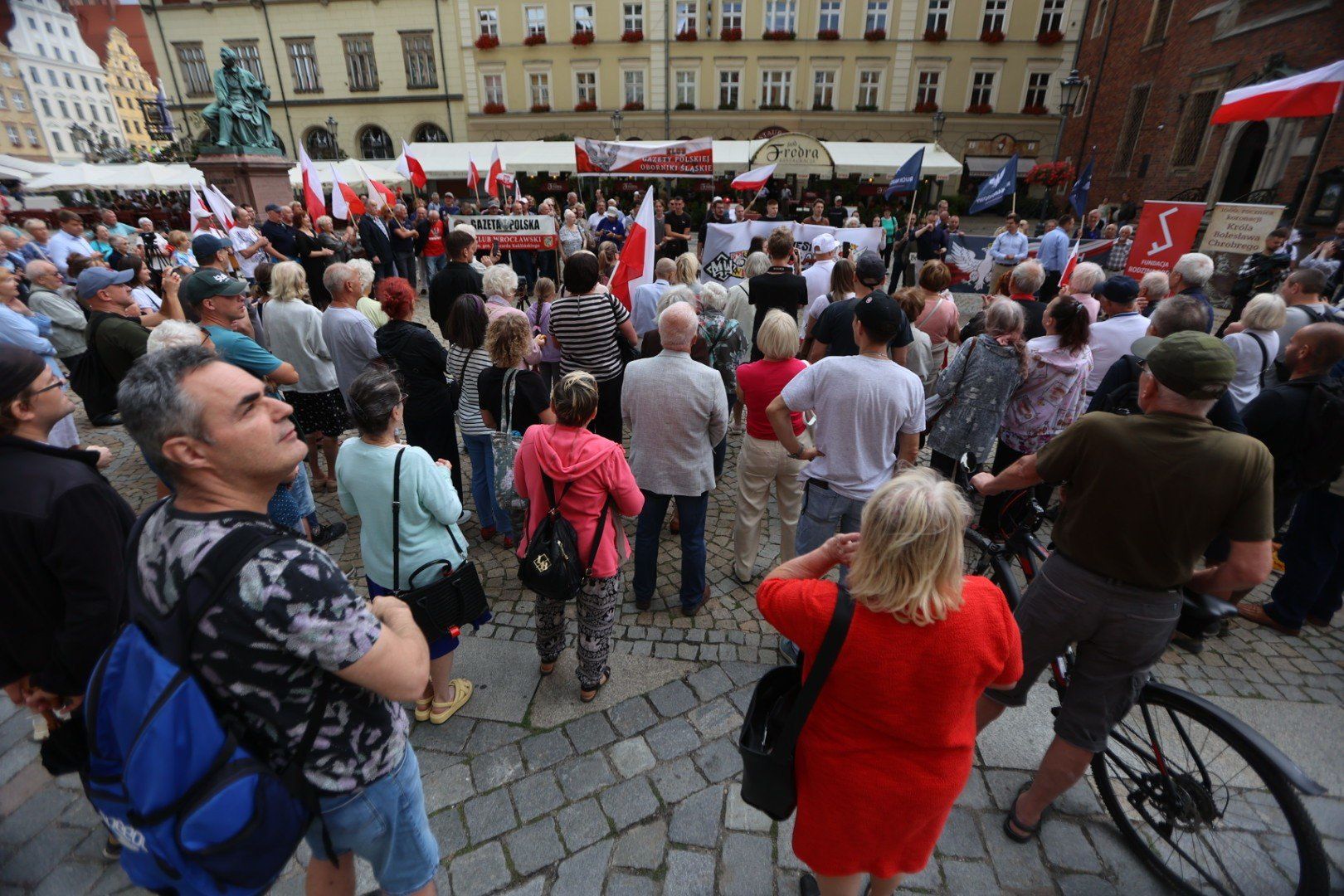Organizatorzy podkreślali, że chcą upamiętnić Tysiąclecie Korony Polskiej i tysiącletnią obecność Wrocławia w granicach państwa polskiego, dlatego Hala Stulecia powinna nazywać się Halą Tysiąclecia.